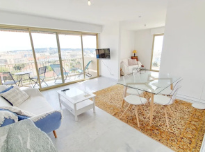 Beautiful 3-bedrooms Apartment, Sea View