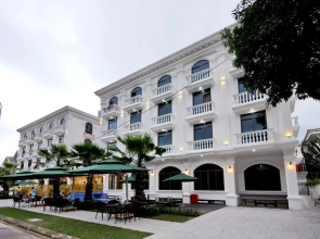 Crown Nguyen Hoang Hotel