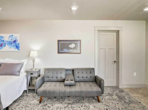 Anchorage Getaway w/ Mtn Views < 5 Mi to Zoo!