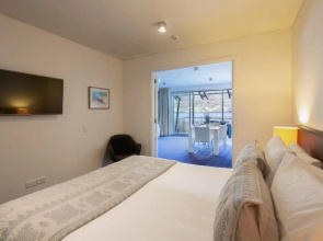 Absolute Lakefront Location - 3 bedroom apartment