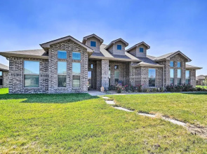 Modern Amarillo House w/ Fire Pit + Hot Tub!
