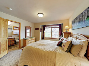 Roomy W/ Hot Tub: 3 Miles To Winter Park 3 Bedroom Townhouse