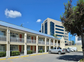 Econo Lodge Inn & Suites University