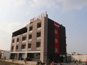 Goroomgo Pat Village Inn Indore