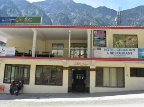 Hotel Cedar Inn