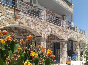 Golden Dolphin Studios & Apartments
