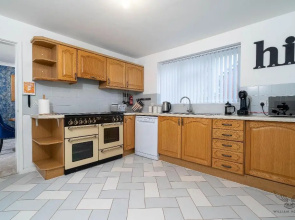 WILLIAM HOMES - COOMBE ABBEY, Free Parking, King BED, NETFLIX & Pool Table