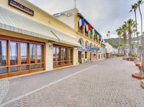 Steps to Beach & Bites: Catalina Island Retreat!