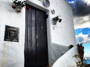 Cottage - Sleeps 4 - Pet Friendly - Patio