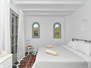 Santa Flora 3 Bedroom House – Parikia’s Edge