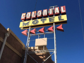 Colonial Motel