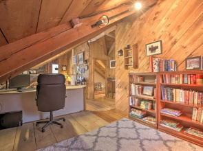 Cabin: Private Hot Tub, Walk to Pats Peak Ski Area