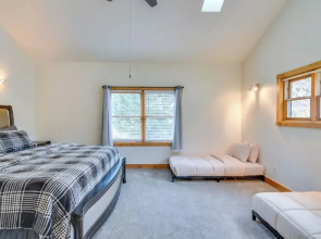 Mtn-view Cabin w/ Private Hot Tub in Georgetown!
