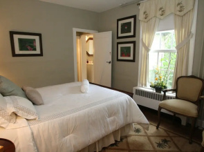 Pineapple Hill Inn Bed & Breakfast