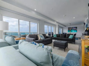 Magnificent 2 Bedroom corner condo with THE VIEW