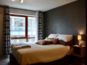 Artistic 1 Bedroom Apartment With Balcony Ifsc