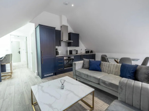 Impeccable 2-bed Apartment in Camberley