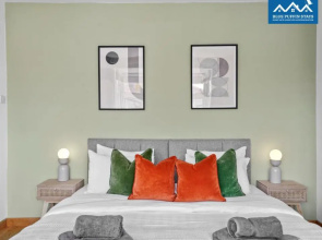 4 Bed Luxury Design House By Blue Puffin Stays with Hot tub, Foosball & Parking