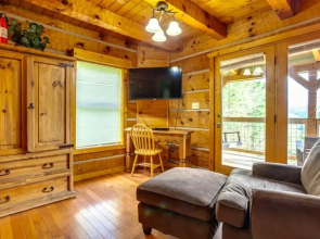 Little Smoky Hideaway 2 Bedroom Cabin With new Appliances and hot tub