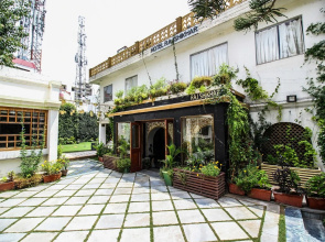OYO 18849 Hotel Raj Shikhar
