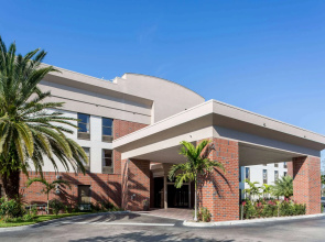 Days Inn & Suites by Wyndham Fort Myers Near JetBlue Park