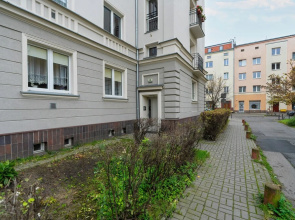 Traditional Apartment by Renters