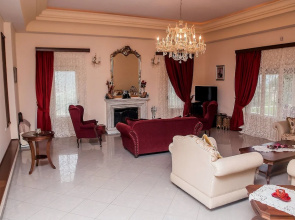 Beautiful Villa With Private Garden And Pool