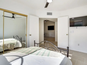 Pet-friendly Palm Desert Retreat: Golf Course View