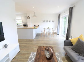 Detached Bungalow with Free Parking, Fast Wifi, Smart TV and Garden by Yoko Property