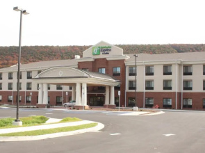 Holiday Inn Express & Suites Cumberland - La Vale by IHG