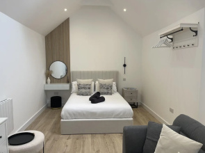 The Lodge Hideaway - Studio Style, Simple Luxury