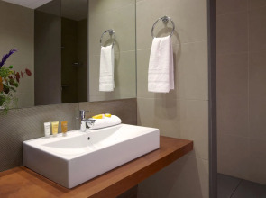 Duquesa Suites Landmark Hotel by Duquessa Hotel Collection