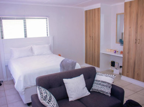 Charms and bows studio apartment -near ORT airport