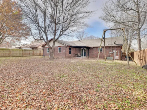 Rogers Vacation Home w/ Yard: 5 Mi to Bentonville