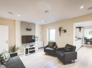 Spacious 4-bed house in Crewe by 53 Degrees Property, ideal for Contractors & Business, FREE parking - sleeps 7