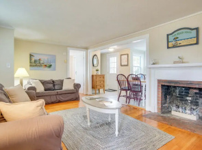 Walk to Beaches & Dining: Classic Cape Cod Cottage
