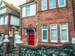 Flat 2, Falcondale House 5 South Cliff