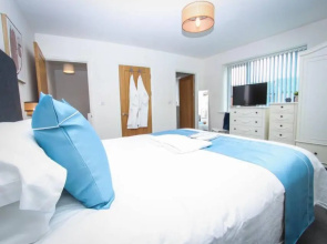 No15 Luxe Living Elegant City Home-1 Bed-Garden-Wifi-Private Parking-Beach-City