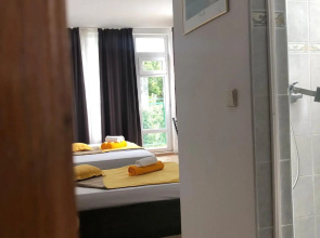 Sunny Varshava Hotel