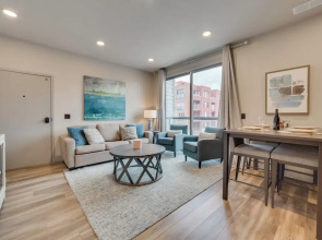Walk Everywhere! Central Traverse City Condo