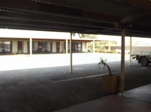 Country Roads Motor Inn