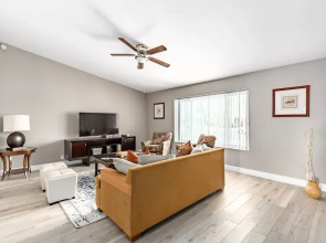 The Diamond - Private Pool / Pet Friendly / 4BD Near Arena