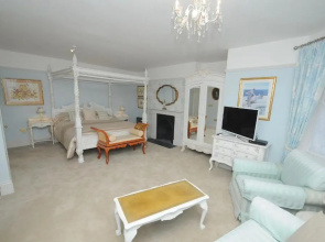 Substantial 6 Bed House in Christchurch Dorset