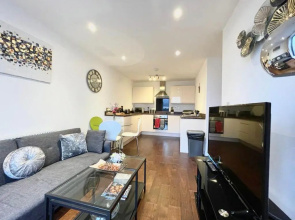 Stevenage - 2 Bedroom Apartment, Free Wifi & Balcony Upto 5 guests