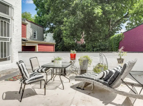 Walkable Apt in York St Historic District