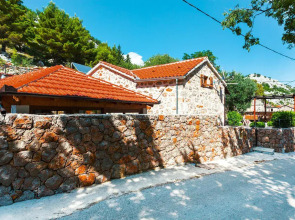 Holiday house Jucinovi Dvori, Starigrad Paklenica with pool