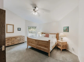 13sl - Hot Tub - Pets Ok - Wifi - Sleeps 8 2 Bedroom Home by RedAwning