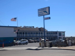 Dolphin Cove Motel