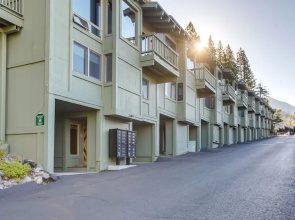 Condo w/ Lake Views - 1 Mi to Diamond Peak Ski!