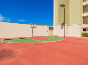Beautiful 1BR Condo w Large Balcony in Palm Beach